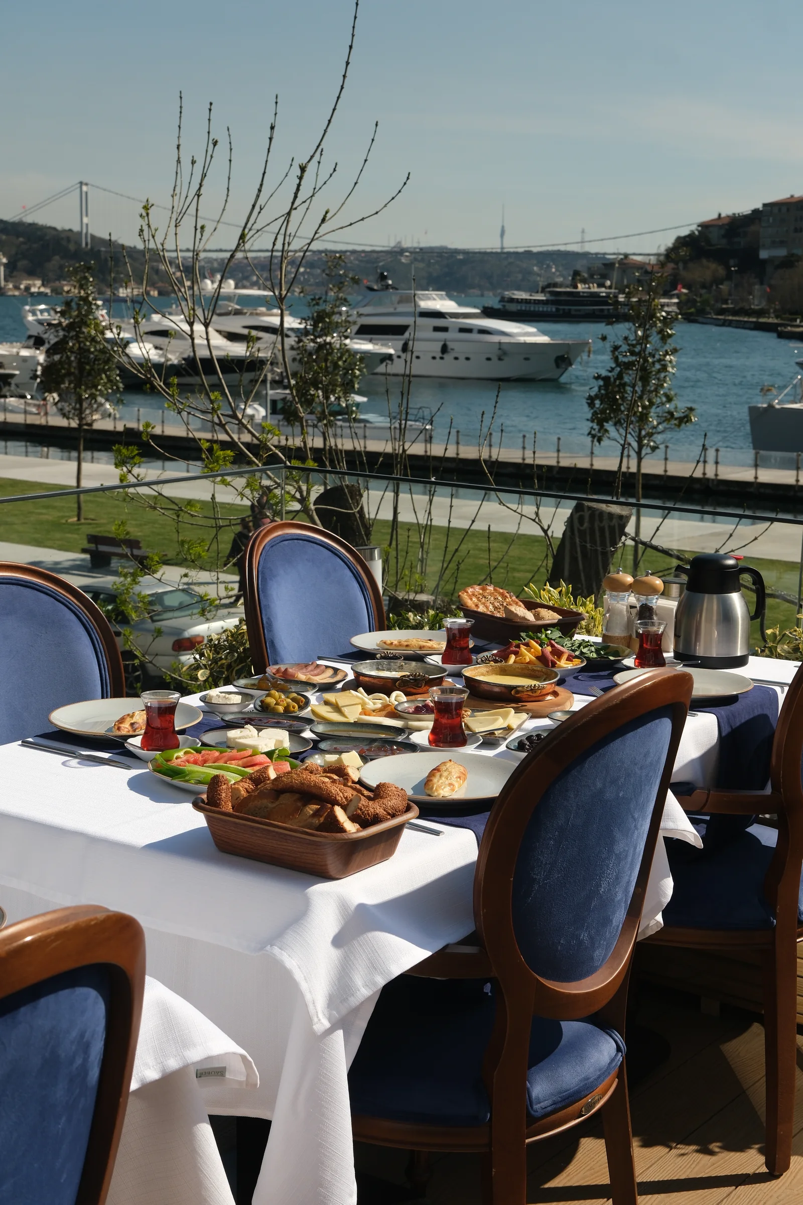 Köşebaşı Boğaz manzaralı masa sunumu