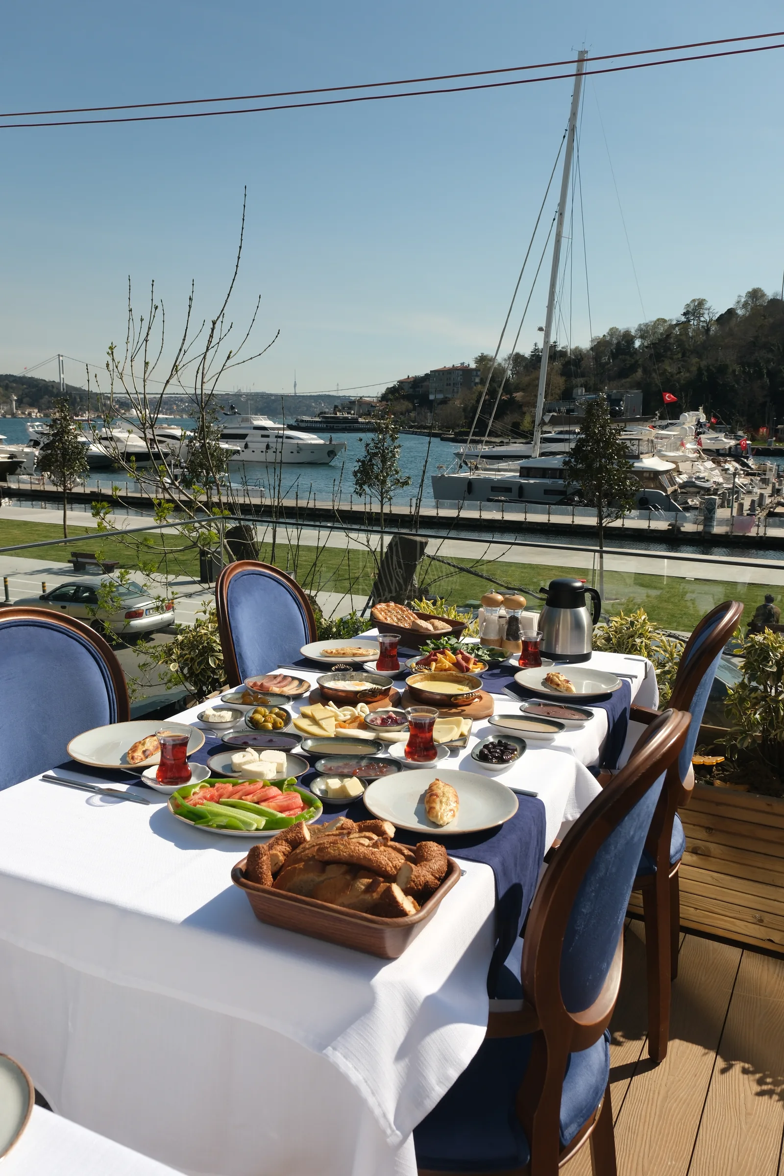 Köşebaşı marina manzaralı masa ve marka deneyimi