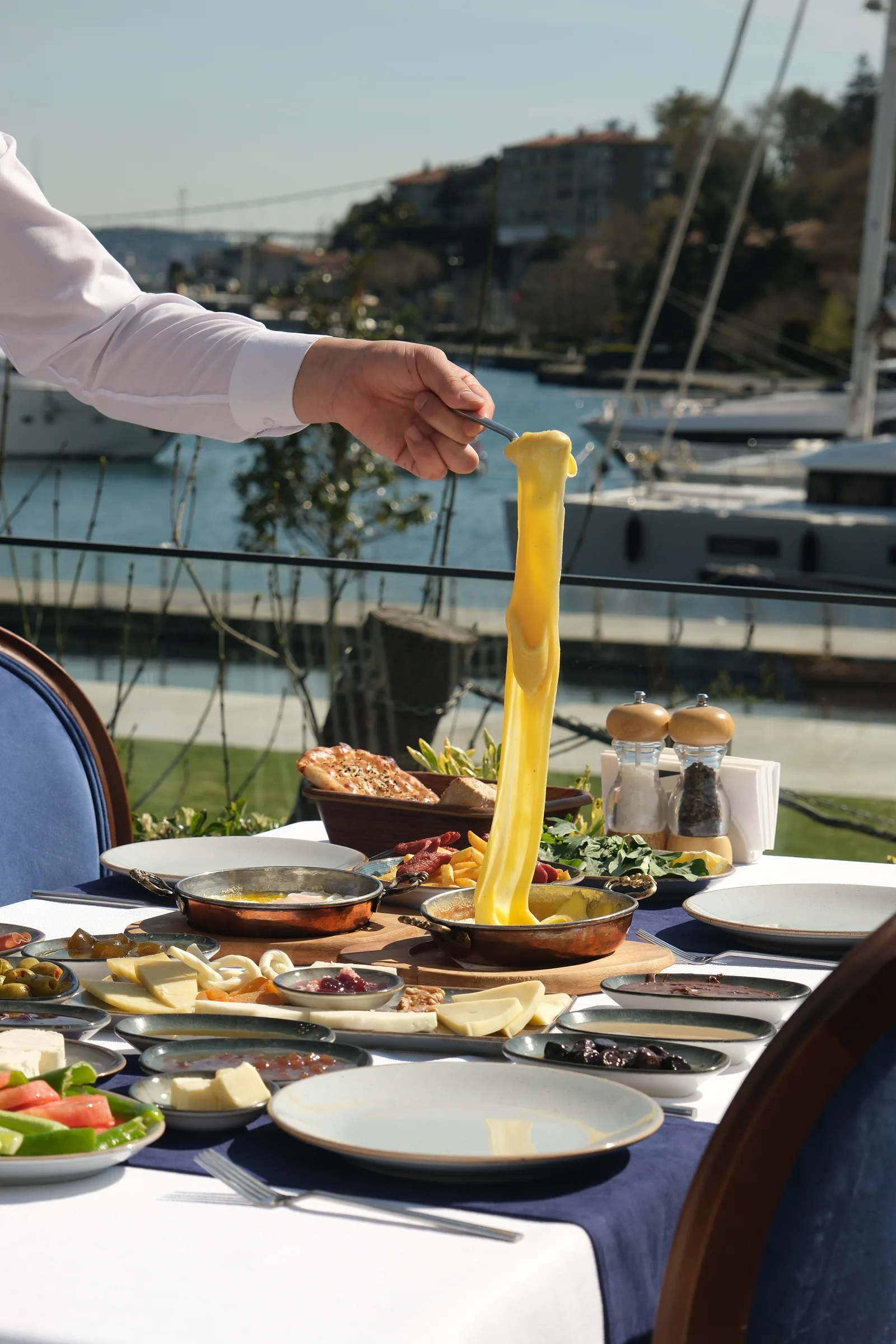 Köşebaşı Boğaz manzaralı masa deneyimi
