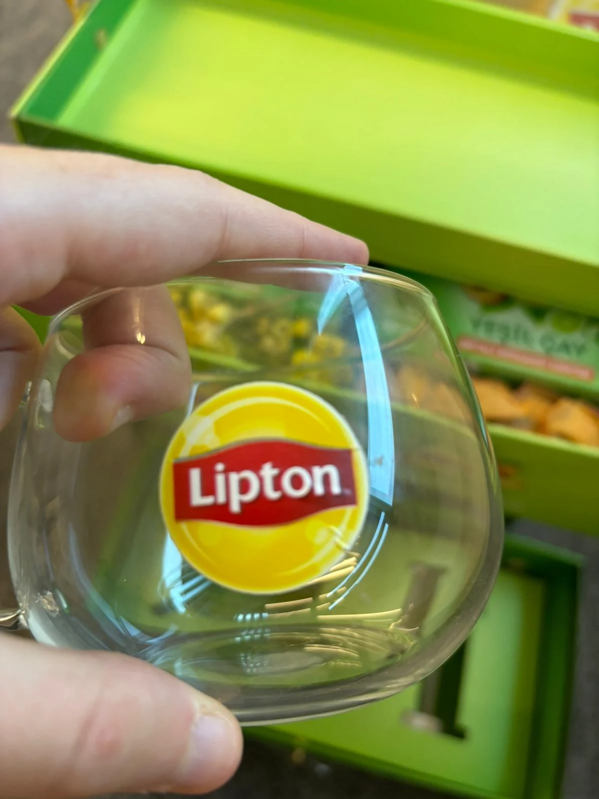 Lipton logolu cam bardak detayı
