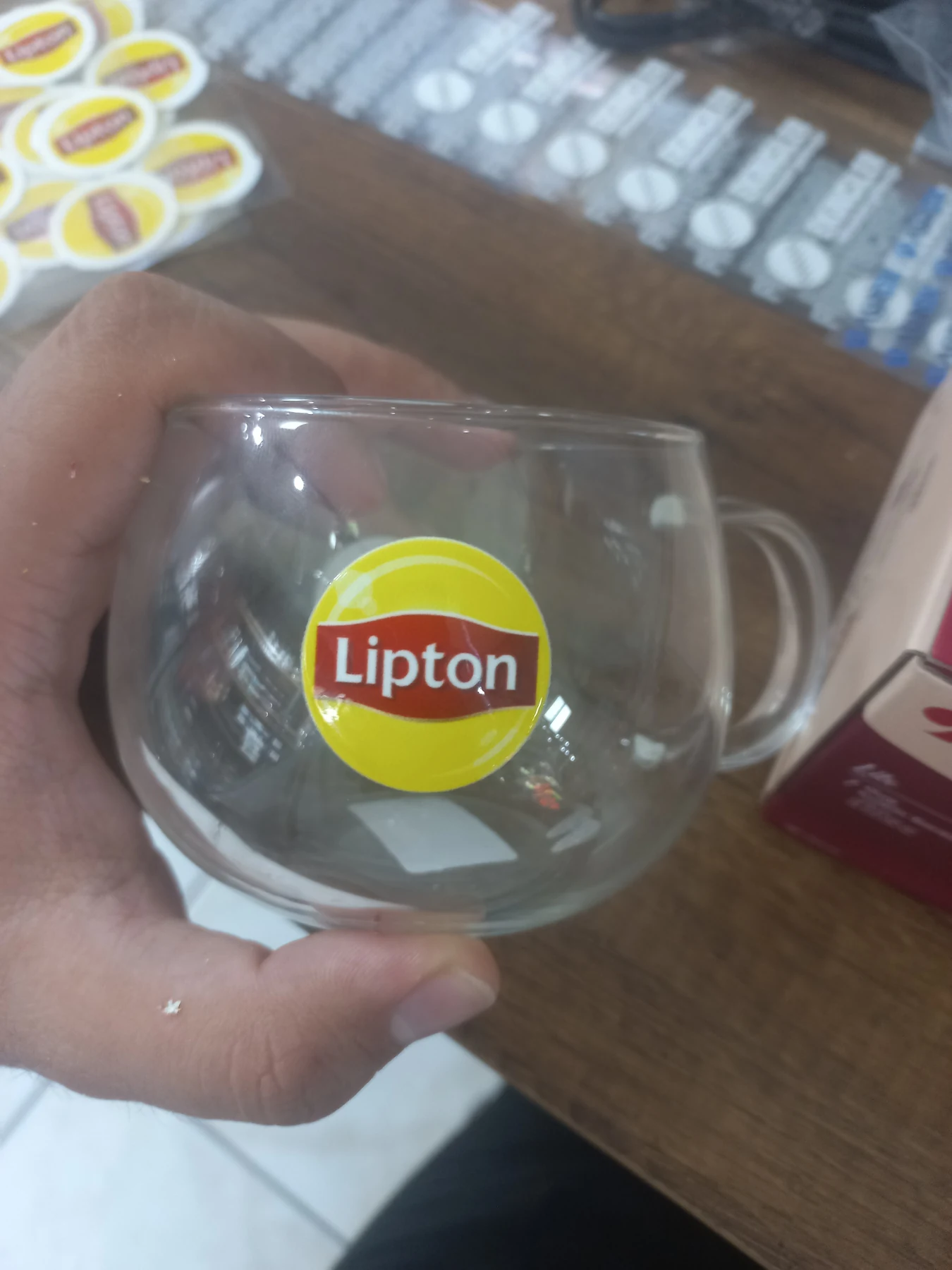Lipton logolu cam bardağın uygulama detayı