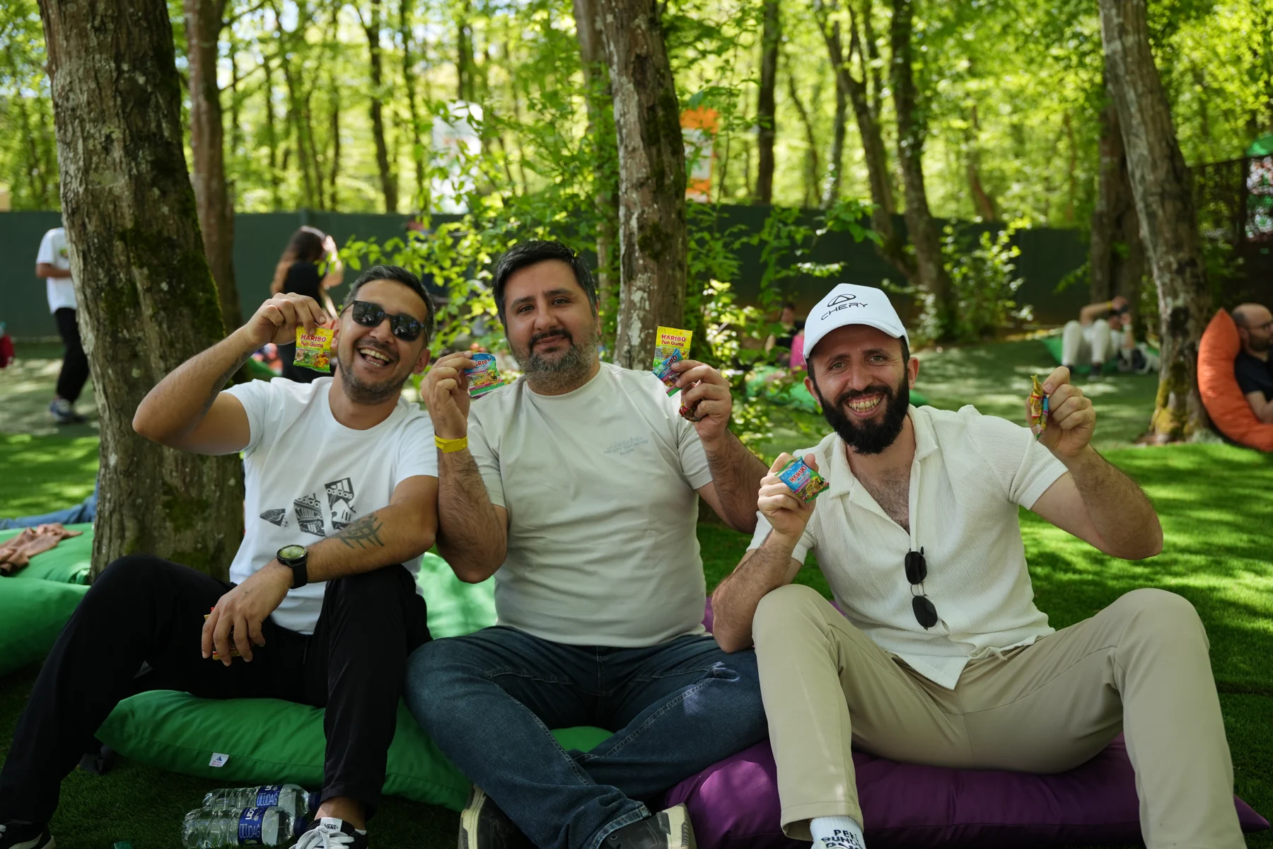 Festival alanında birlikte vakit geçiren katılımcılar