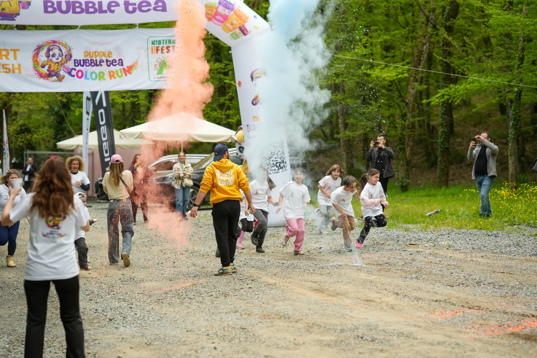 Color Run başlangıcında bir araya gelen katılımcılar