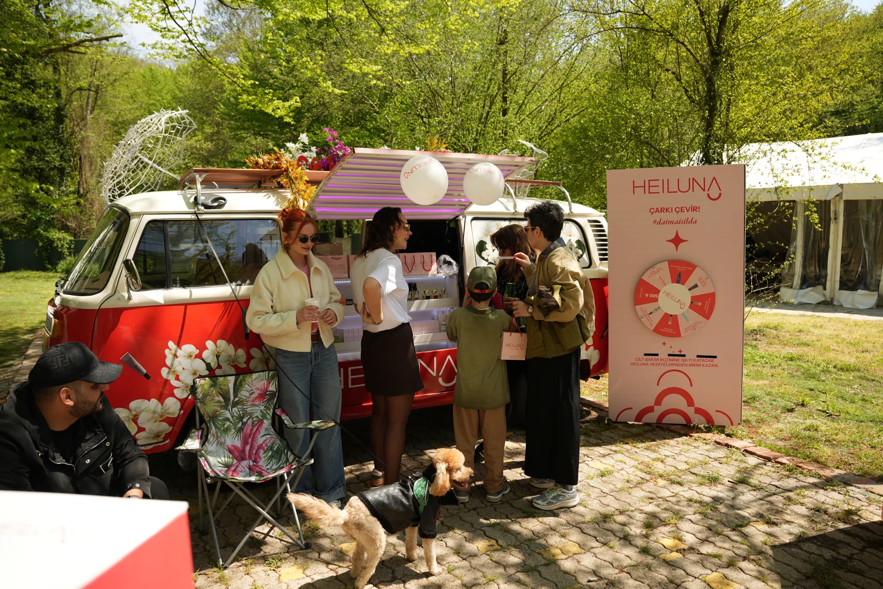 Ağaçlar arasındaki festival yeme içme alanı