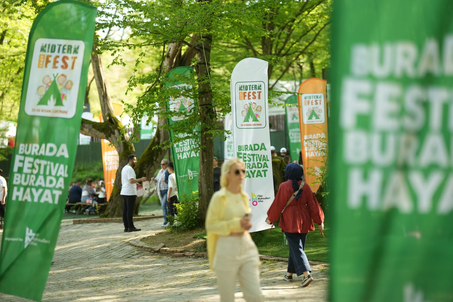 Festival alanındaki renkli yönlendirme ve marka bayrakları