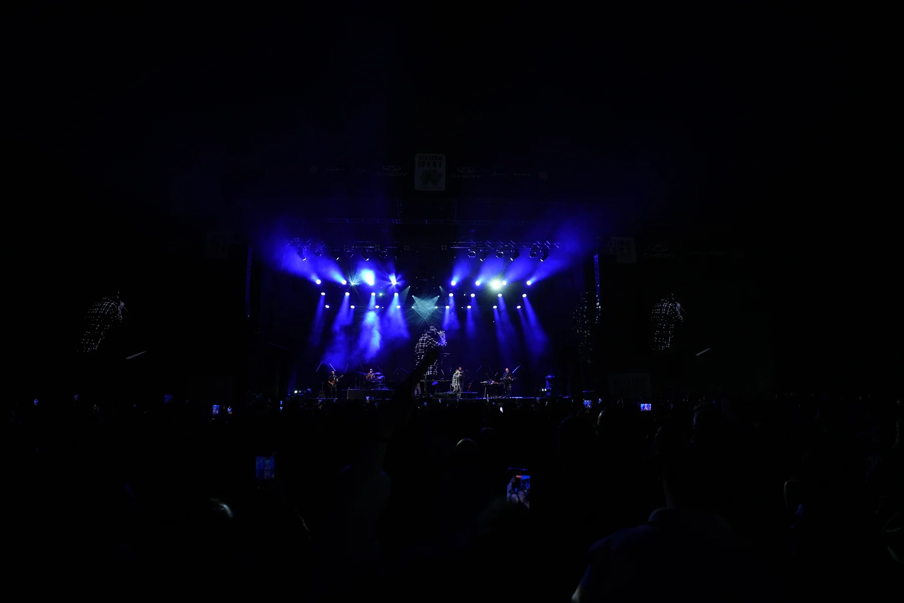 Festival konserinde sahne ve seyirciler