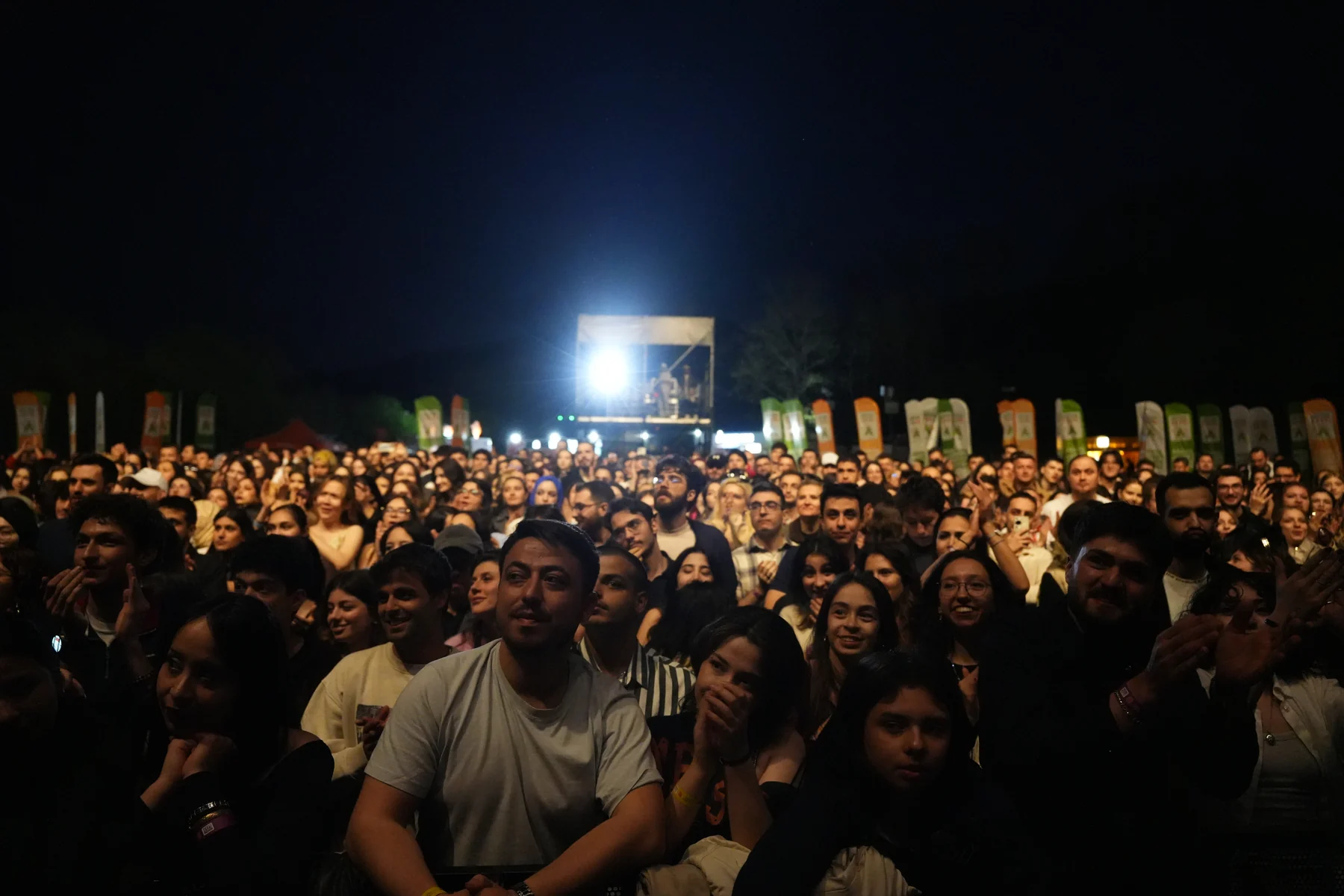Gece konserinde festival kalabalığı